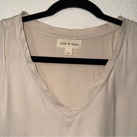 Cloth & Stone Beige V-Neck Tunic - Picture 3 of 5